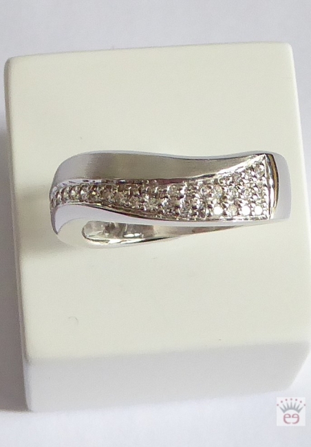Rhodinierter Silberring in matt/glänzend mit synthetischen Zirkonia.